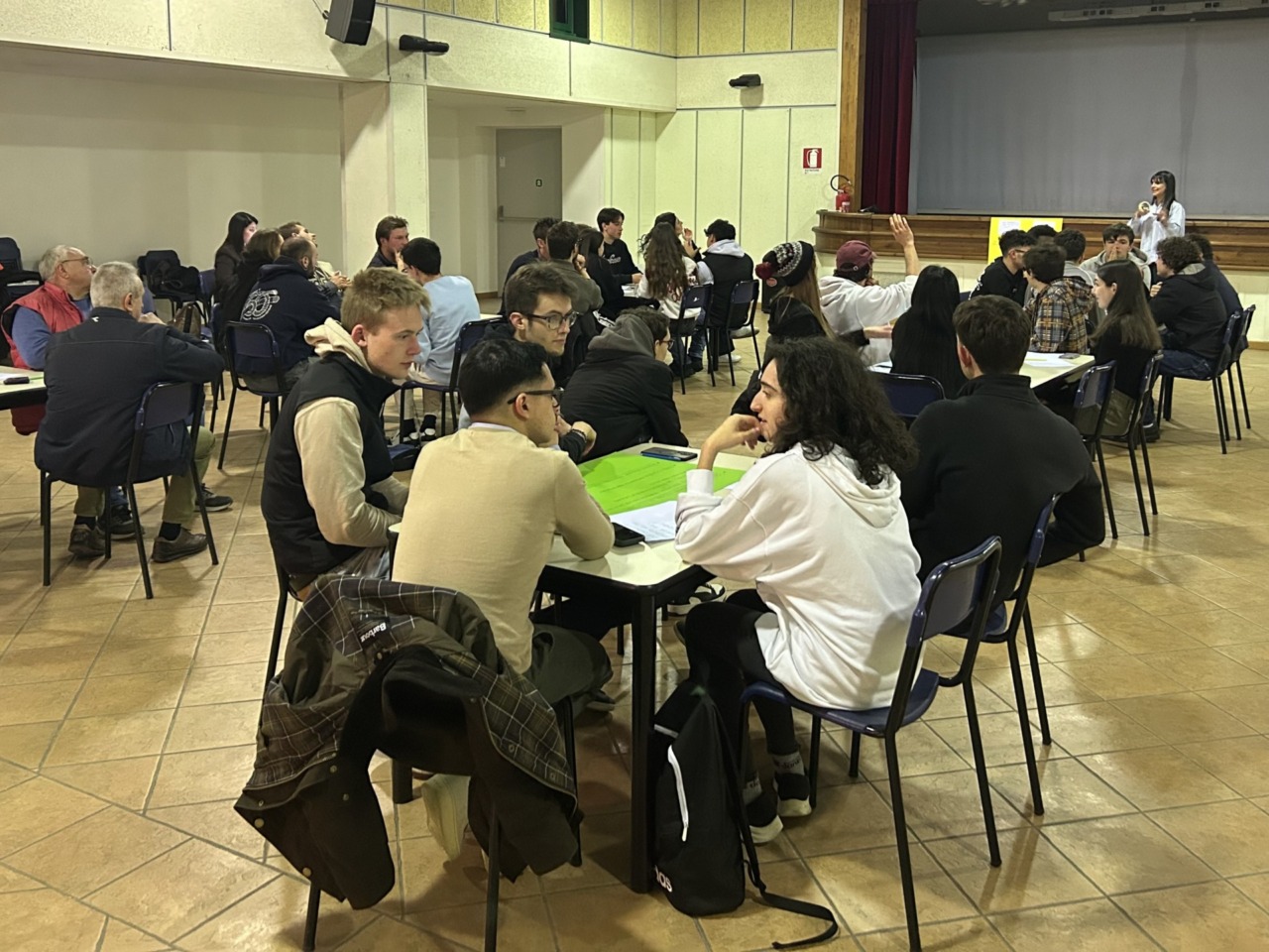 Albiolo, trenta giovani partecipano al primo incontro con il Comune