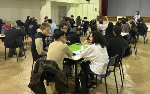 Albiolo, trenta giovani partecipano al primo incontro con il Comune