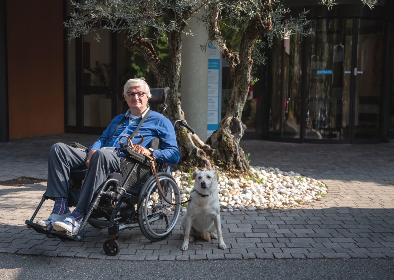 Denny, il meticcio che fa compagnia agli anziani della casa di riposo