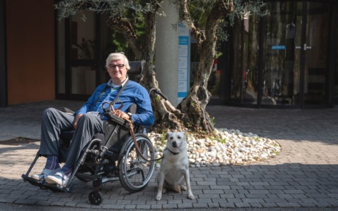 Denny, il meticcio che fa compagnia agli anziani della casa di riposo