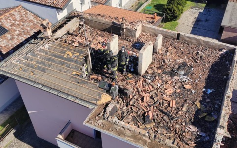 Incendio a Bulgarograsso, distrutti 100 mq di tetto