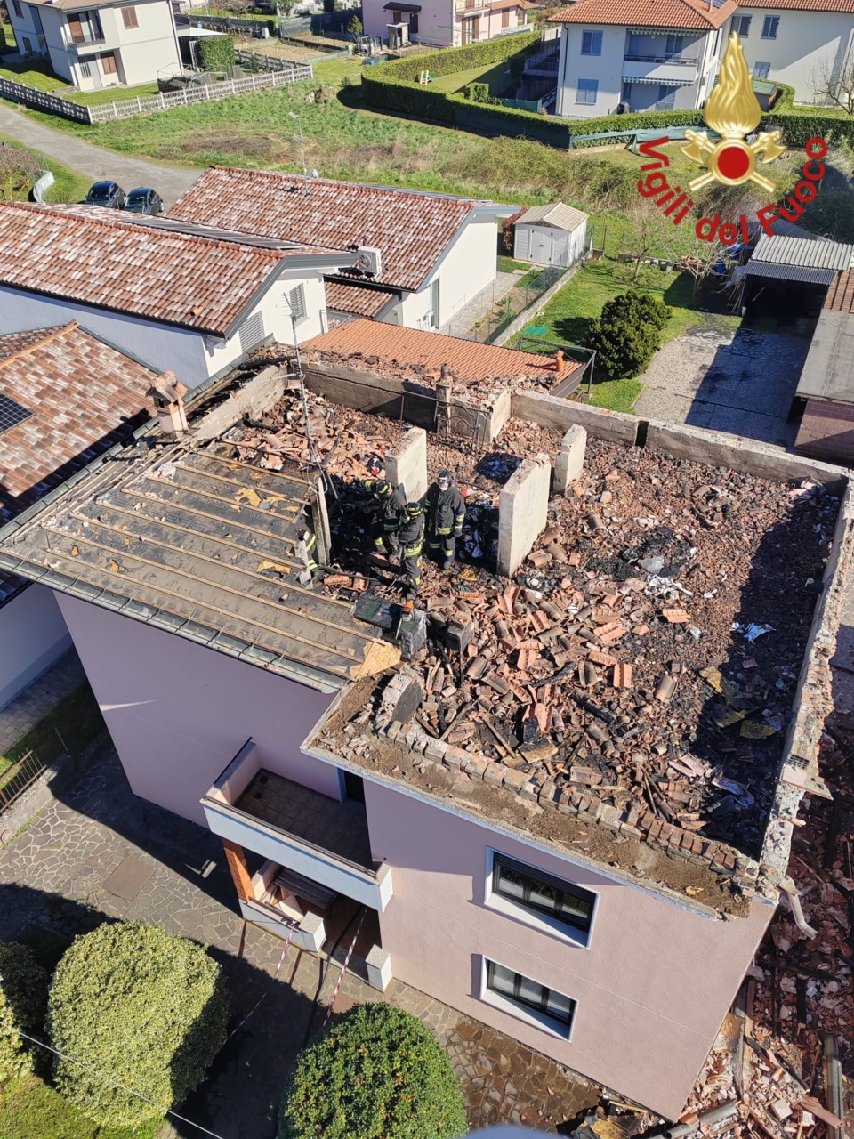 Incendio a Bulgarograsso, distrutti 100 mq di tetto