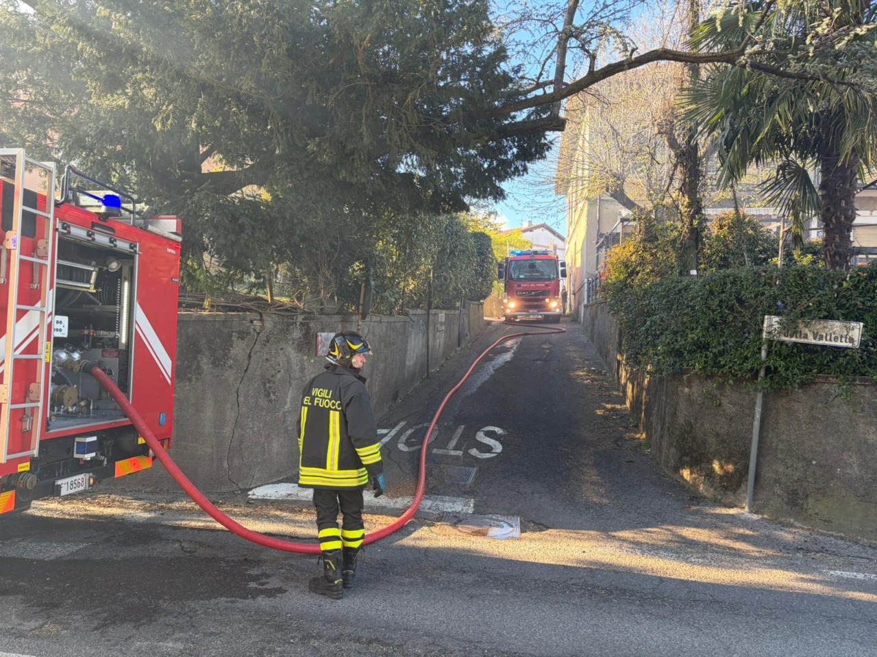 Intervento dei Vigili del fuoco per spegnere un incendio in un’abitazione