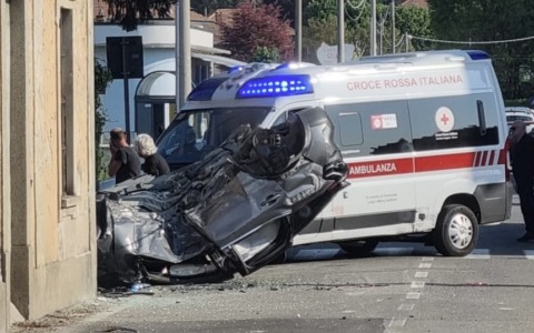 Auto si ribalta a Solbiate con Cagno: conducente ferito