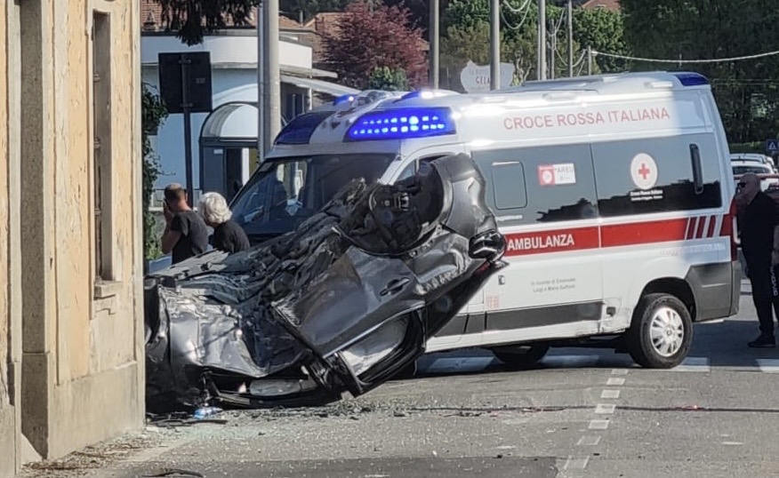 Auto si ribalta a Solbiate con Cagno: conducente ferito