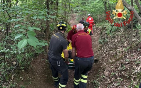 Ciclista di 25 anni ferito in una caduta nel bosco