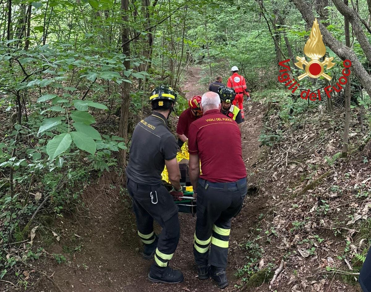 Ciclista di 25 anni ferito in una caduta nel bosco
