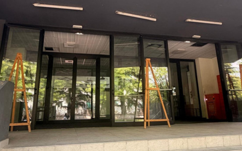 Grave atto vandalico alla biblioteca di Lurate Caccivio: il sindaco annuncia azioni legali