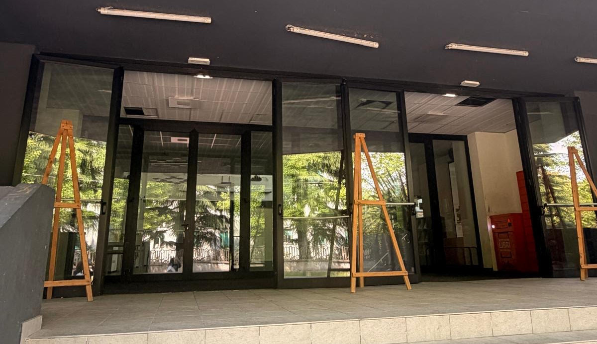 Grave atto vandalico alla biblioteca di Lurate Caccivio: il sindaco annuncia azioni legali