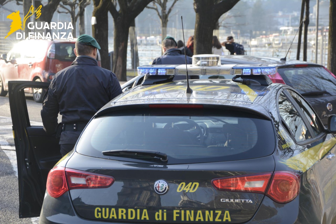 Guardia di Finanza: oltre 150 veicoli controllati nel fine settimana in provincia di Como