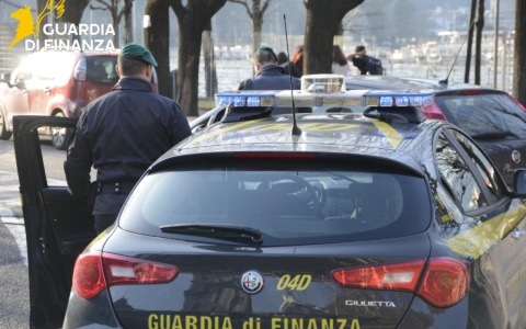 Guardia di Finanza: oltre 150 veicoli controllati nel fine settimana in provincia di Como