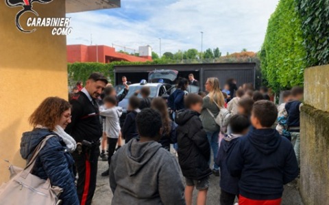 Carabinieri in cattedra alla scuola primaria di Lurate Caccivio