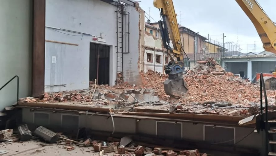Demolizione del teatro Aurora: senso unico alternato sulla statale