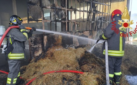 Incendio di dieci rotoballe di fieno ad Appiano Gentile, intervento dei vigili del fuoco