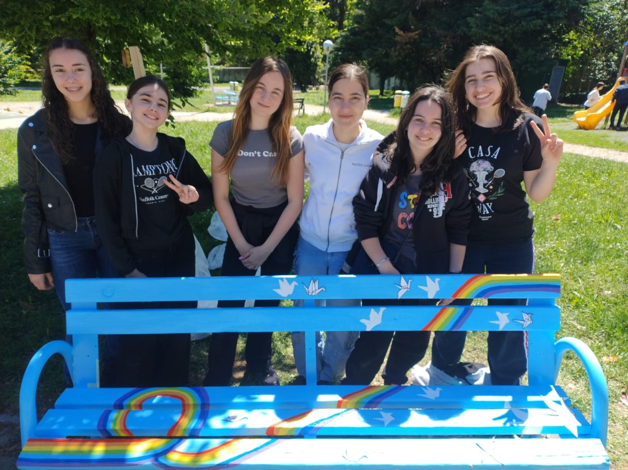 Murale e panchina colorata: 400 studenti uniti per la pace