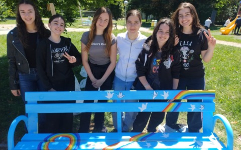 Murale e panchina colorata: 400 studenti uniti per la pace