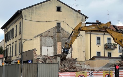 Proseguono i lavori di demolizione del teatro Aurora