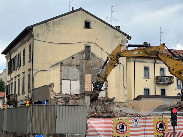 Proseguono i lavori di demolizione del teatro Aurora