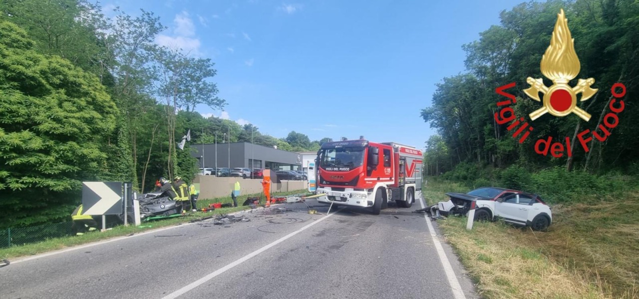 Scontro frontale tra due veicoli sulla provinciale