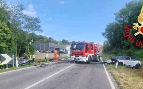 Scontro frontale tra due veicoli sulla provinciale