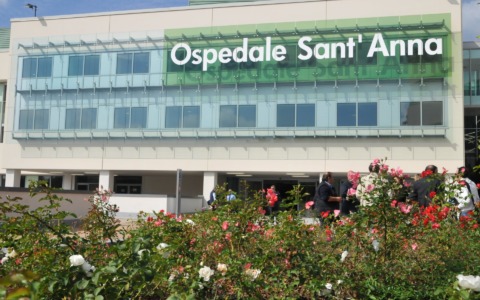 Un 49enne danneggia il Pronto Soccorso del Sant’Anna dopo essere stato dimesso