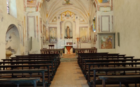 Volontari al lavoro per il restauro delle panche della chiesa dell’Assunta