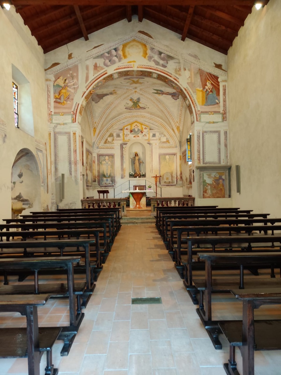 Volontari al lavoro per il restauro delle panche della chiesa dell’Assunta