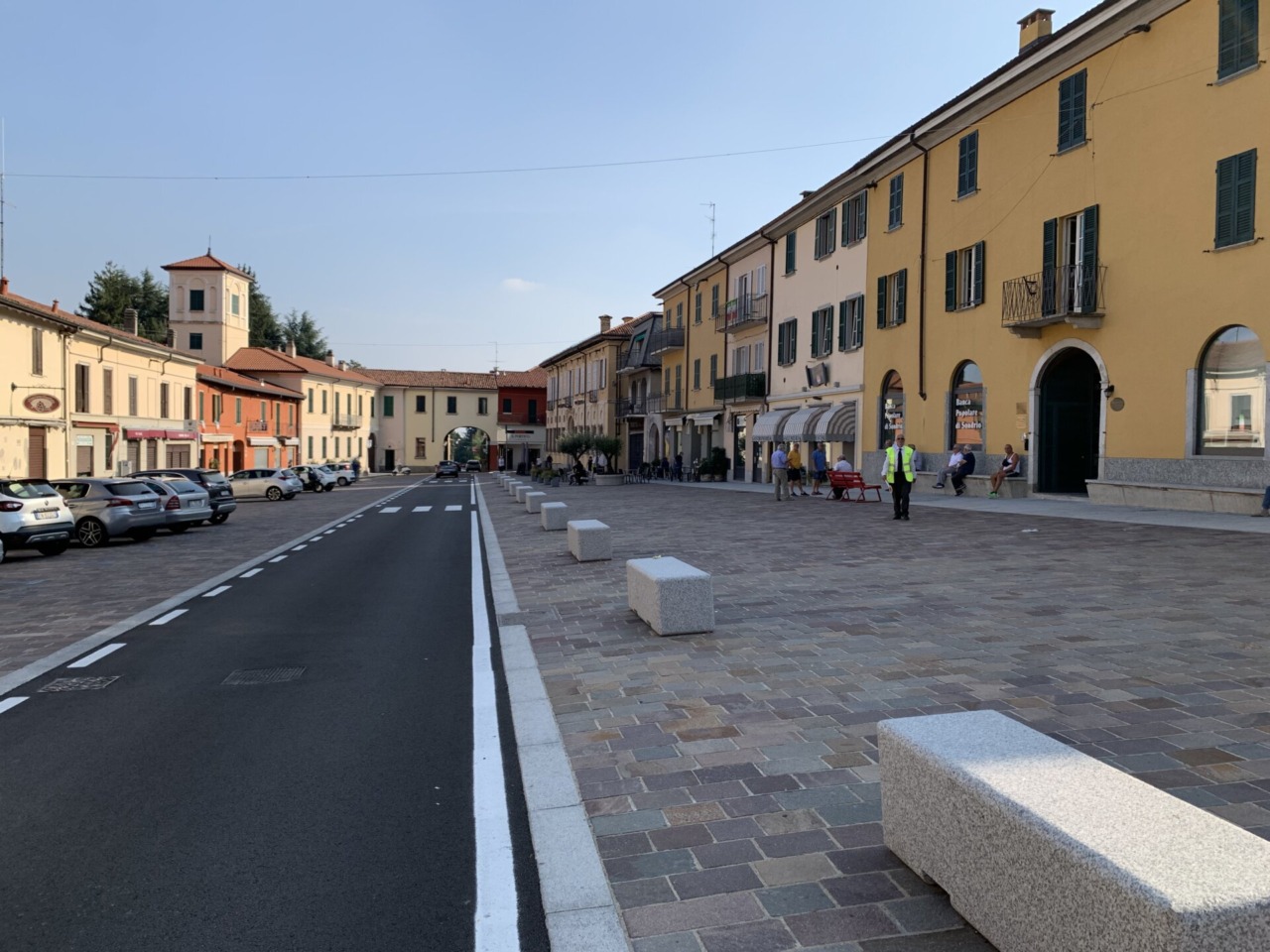 Fermati i locali a mezzanotte e vietati alcolici in piazza a Appiano Gentile