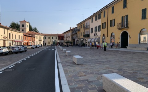 Fermati i locali a mezzanotte e vietati alcolici in piazza a Appiano Gentile