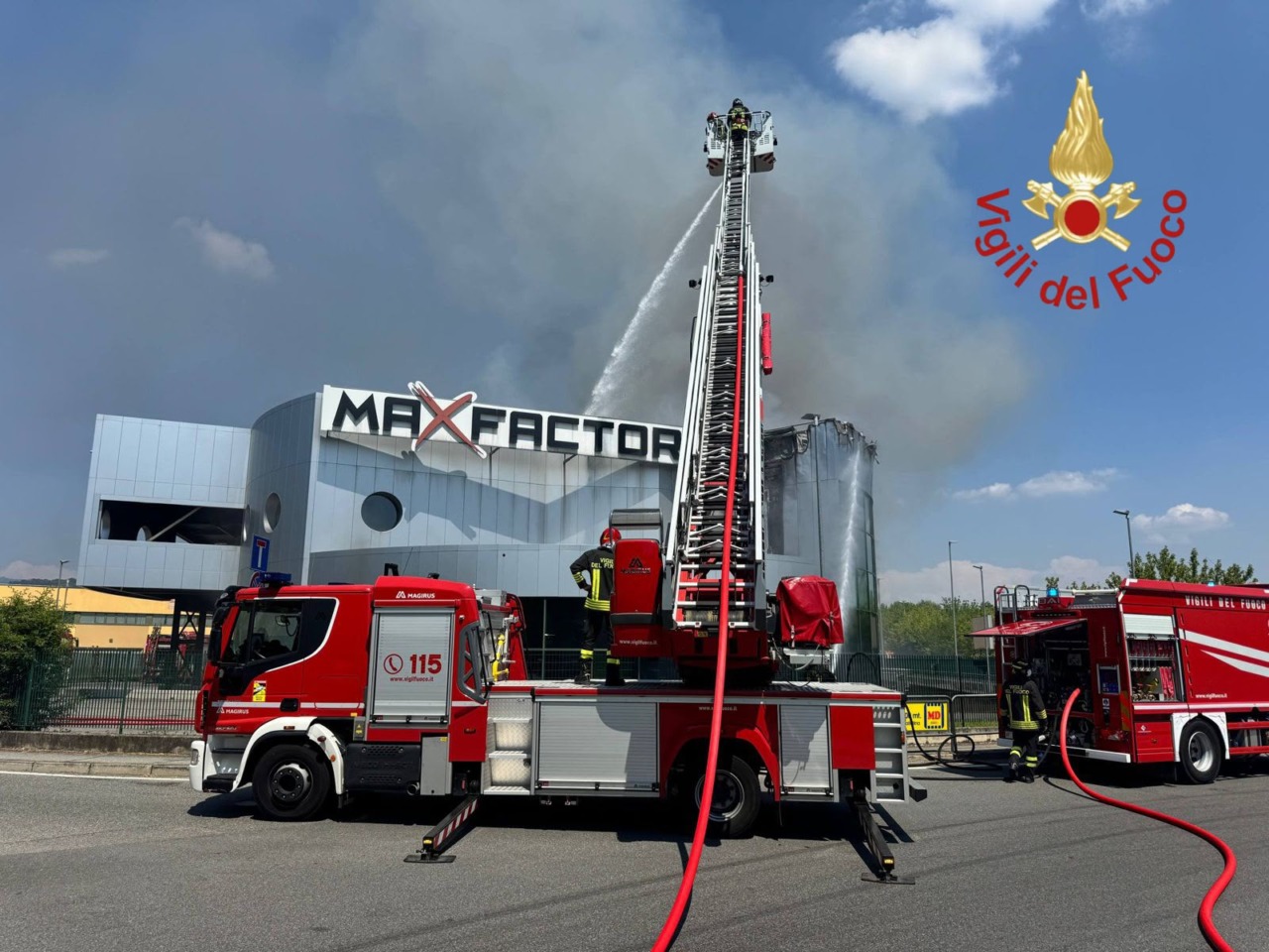 Incendio devasta il negozio Max Factory a Montano Lucino