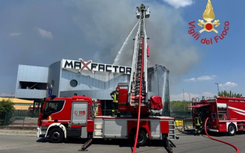 Incendio devasta il negozio Max Factory a Montano Lucino