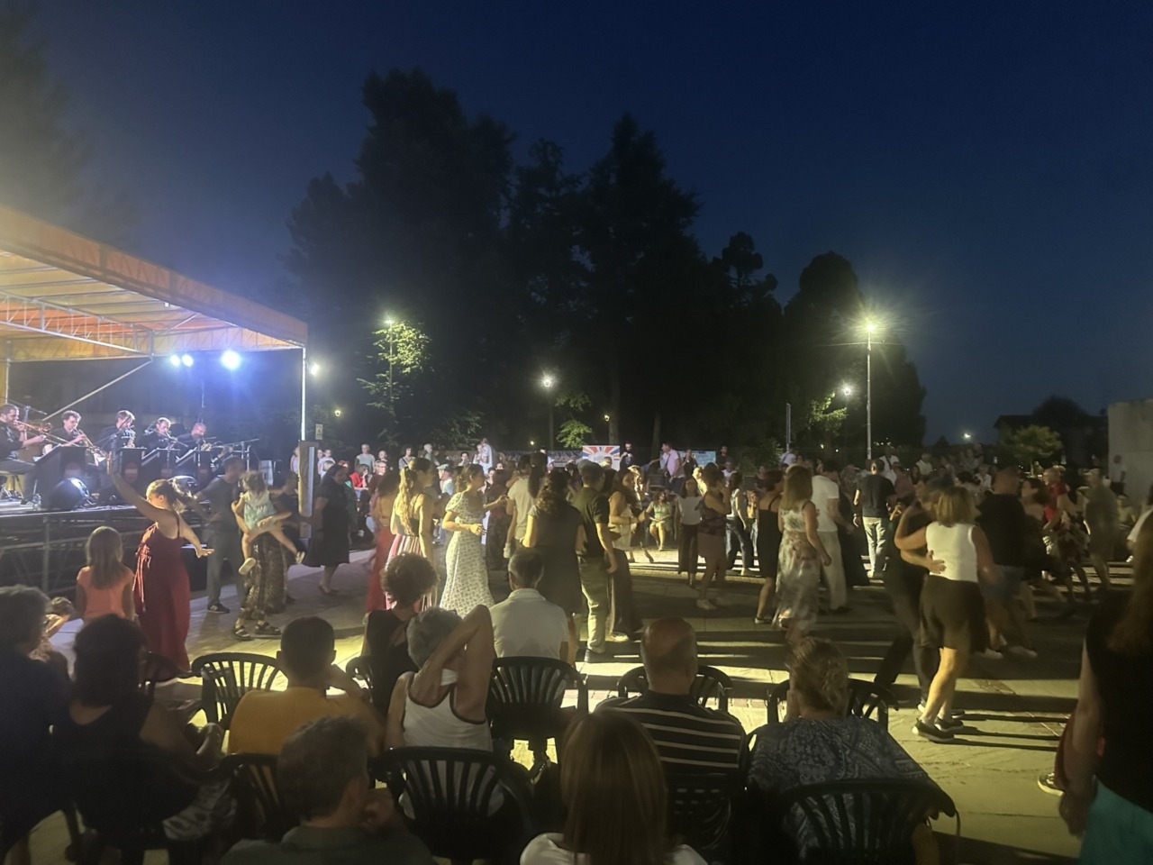Applausi per la piazza trasformata in pista da ballo