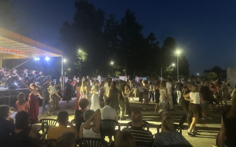 Applausi per la piazza trasformata in pista da ballo