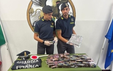 Arrestato un uomo con oltre 20 kg di hashish a bordo della sua auto