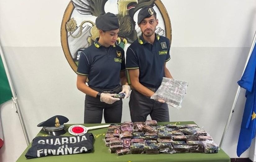 Arrestato un uomo con oltre 20 kg di hashish a bordo della sua auto