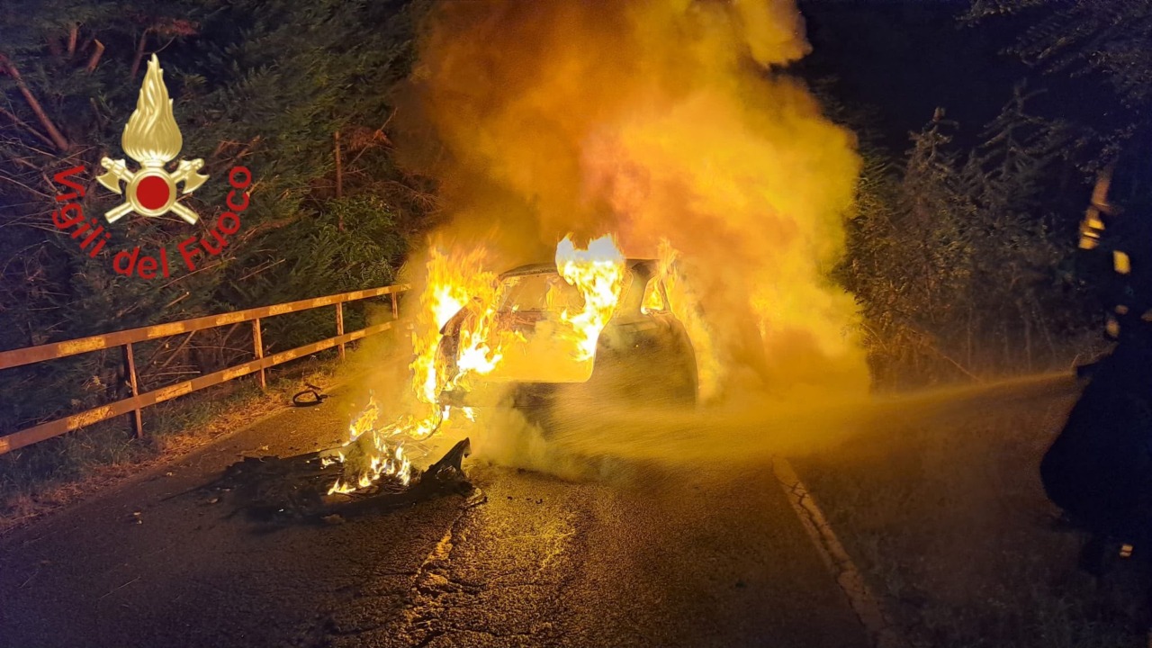 Auto contro guard rail: scoppia un incendio