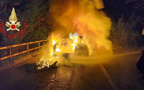 Auto contro guard rail: scoppia un incendio