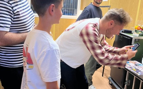 Mattia Burroni incontra Alfa dopo aver ricreato il palco con i Lego