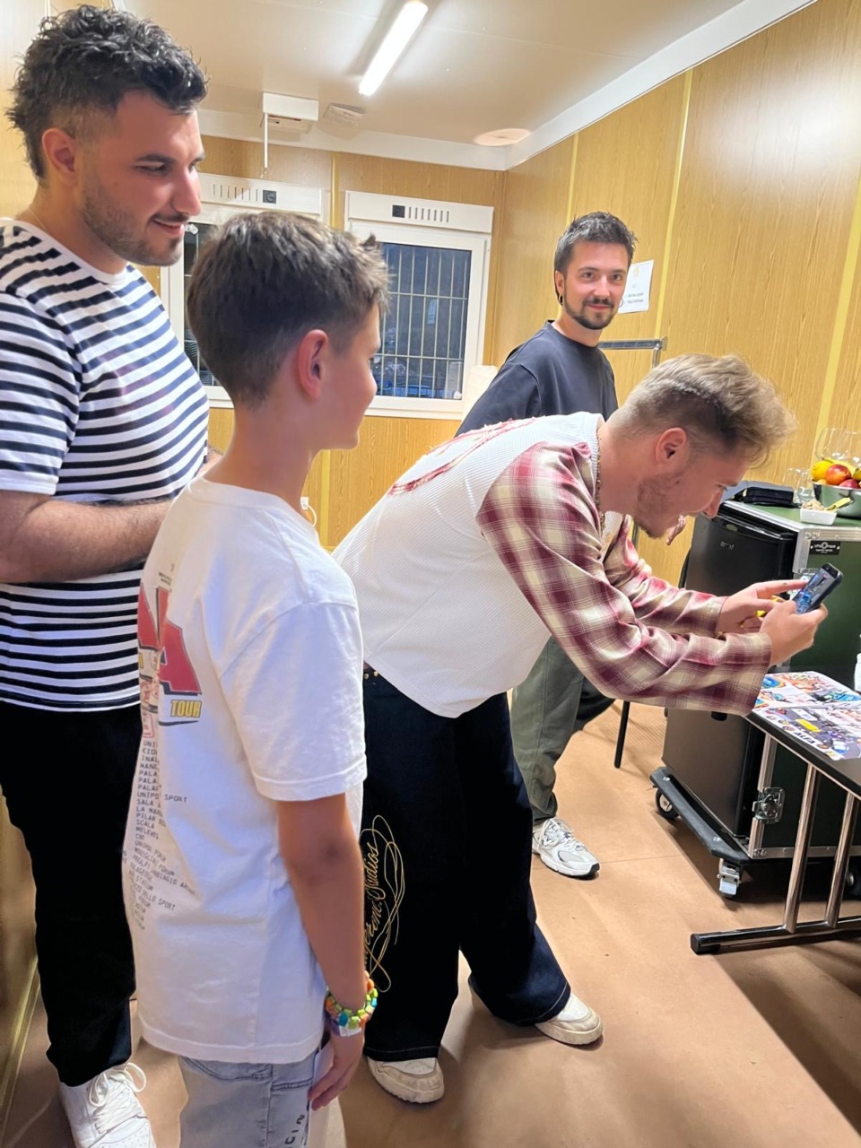 Mattia Burroni incontra Alfa dopo aver ricreato il palco con i Lego