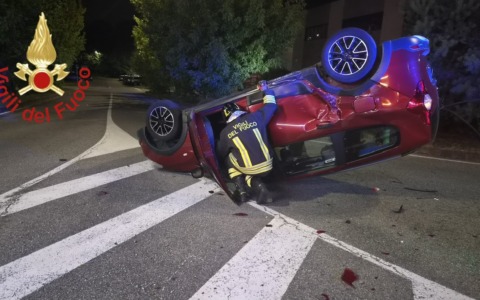 Ribaltamento di un’auto sulla provinciale Lomazzo-Bizzarone