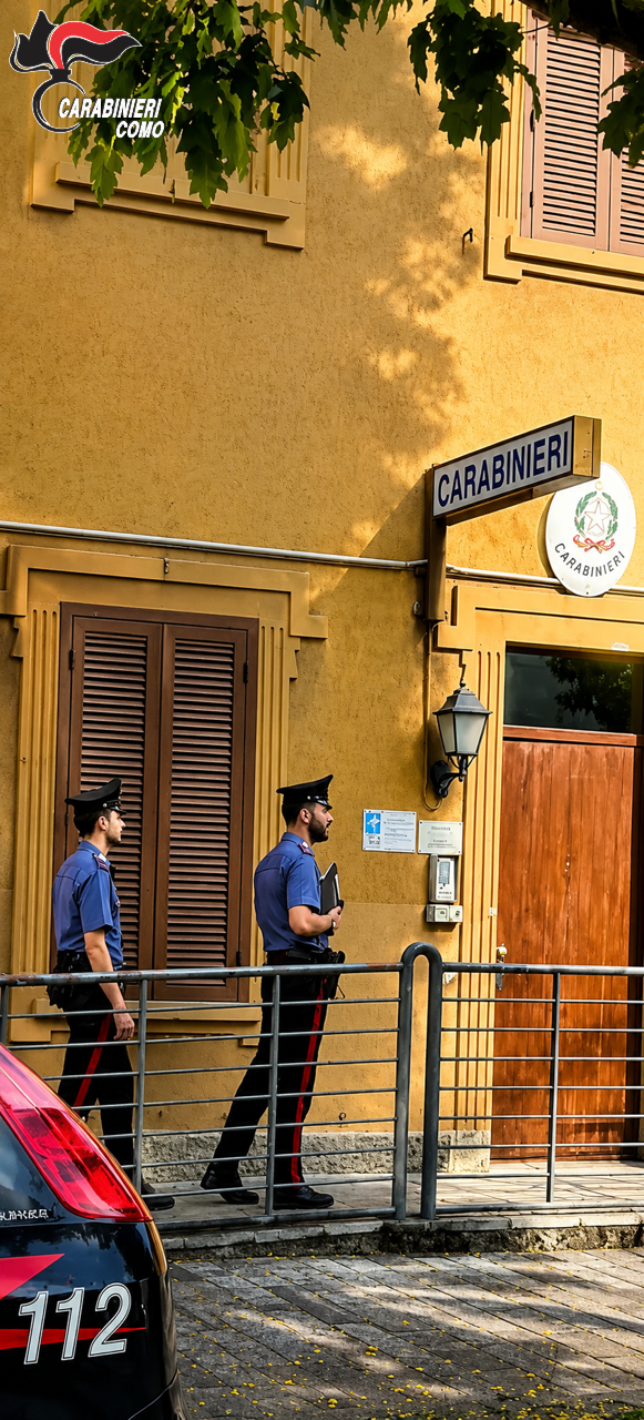 Un uomo minaccia i genitori e incendia motocicli