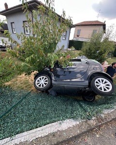 Una Smart finisce nel giardino dopo aver abbattuto una recinzione