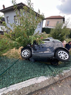 Una Smart finisce nel giardino dopo aver abbattuto una recinzione