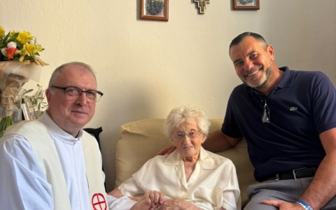 Fiori e festeggiamenti per Luigia Piatti, centenaria di Olgiate Comasco