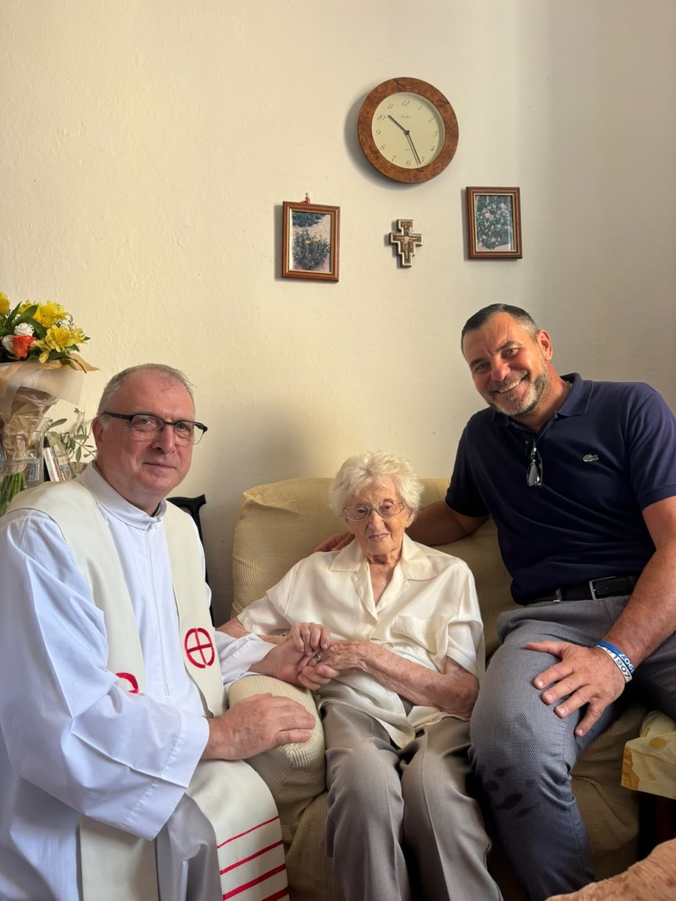 Fiori e festeggiamenti per Luigia Piatti, centenaria di Olgiate Comasco