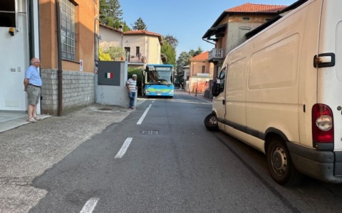 Furgone fermo per una ruota staccata causa ingorgo per autobus