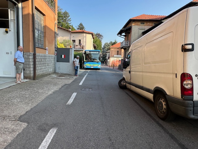 Furgone fermo per una ruota staccata causa ingorgo per autobus